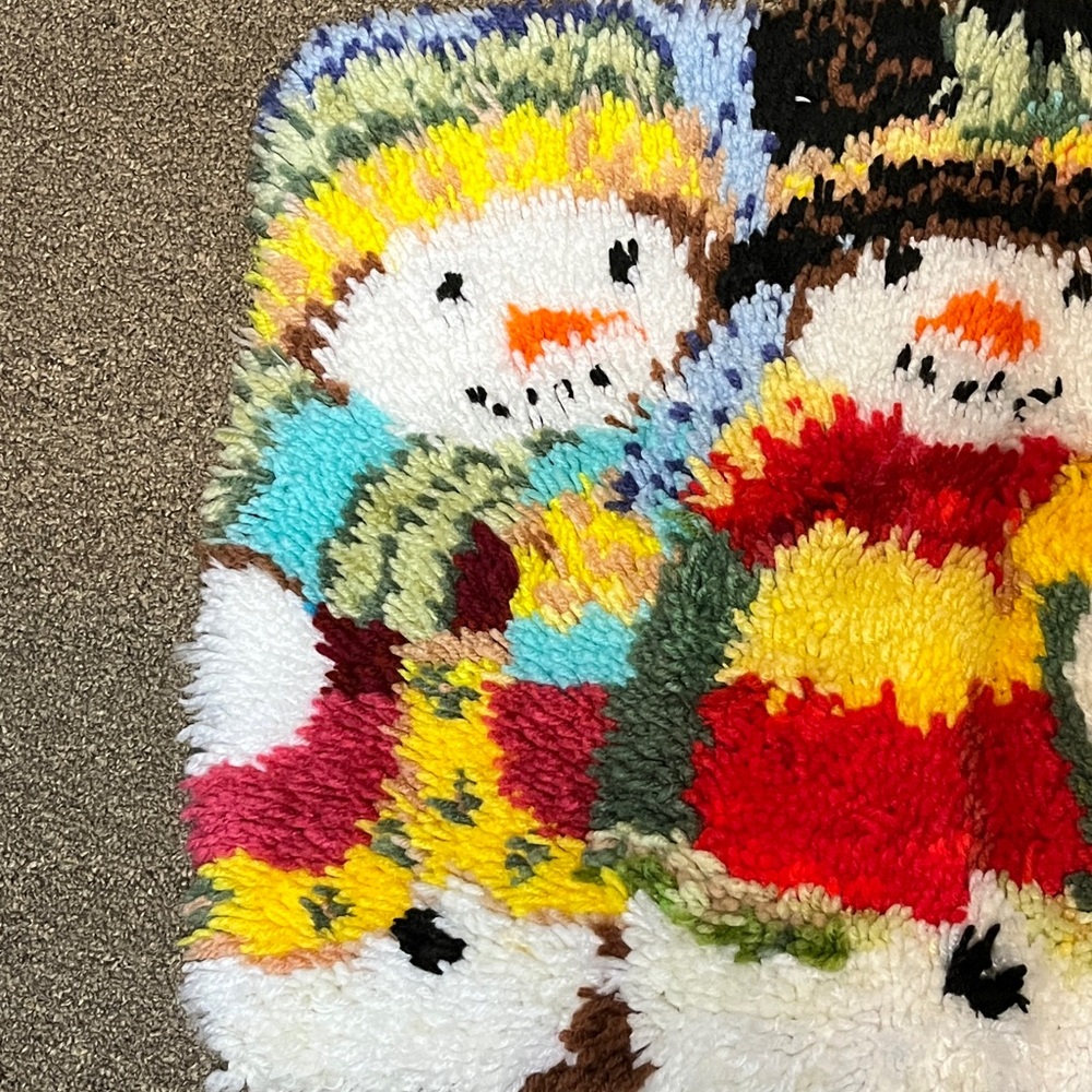 Vintage 1980s Latch Hook Snowman Pals Handmade Winter Festival Wall Hanging Rug - Picture 4 of 6